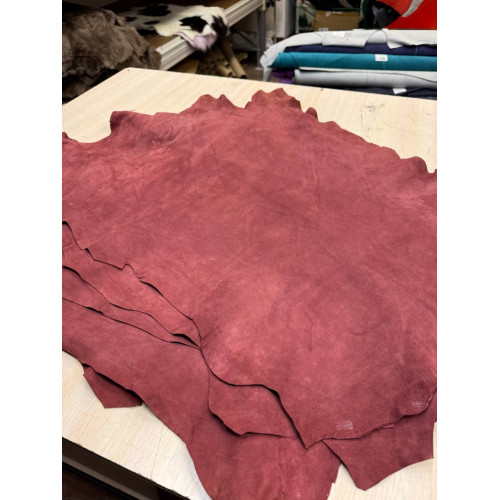 Овчина велюр, толщина 0.7-0.9 мм, цвет бордовый (Цвет - Бордовый; Производство - Турция; Толщина - 0.7-0.9 мм; Средний размер - 60 дм2)