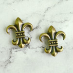 Кончо "Геральдическая лилия, большая" 27х32мм, латунь, тип 1