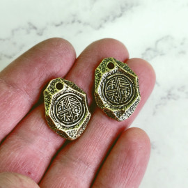 Латунный брелок-подвеска "Камень", литьё