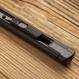 Канцелярский нож. Металл, черный