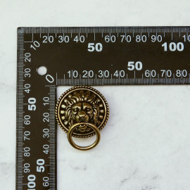 Рельефное кончос #1 "Лев с кольцом", 33мм, латунь