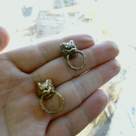 Рельефное кончо #8 «Собака с кольцом», 13мм, мельхиор