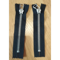 036. Молния YKK #8, никель, неразьемная, черная основа (580), 15см